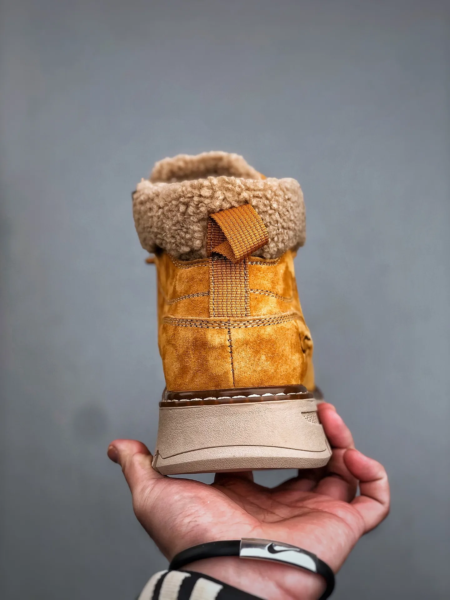 Welfare special price 💰480 UGG new autumn and winter products (lamb wool integrated lining, warm and heat-locking 🔥) must-have outdoor mid-top casual Martin boots snow boots series #Guangdong Dachang quality Autumn and winter new fashion trend matching The fabric is imported from Italy frosted cowhide. The whole shoe is made of genuine cowhide material. The outsole and hardware are all made from OEM raw materials. Good products do not kill pigs. The quality of the first order is strictly controlled and the entire set is packaged uniformly on the official website. Special products for outdoor use to protect against the cold this winter. A must-have for stylish men who can wear them casually every day‼ American affordable luxury brand [UGG] Tasman Weather Hybrid Tasman hybrid series mid-top lightweight casual Martin boots. Size: 39-44 (one size larger than sports shoes).